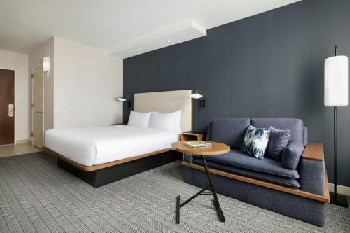Habitación con cama extragrande y vistas a la ciudad del hotel Courtyard New York Manhattan/Midtown East. Foto 4