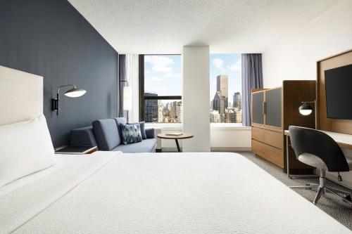 Habitación Deluxe más grande con sofá cama - Cama extragrande del hotel Courtyard New York Manhattan/Midtown East. Foto 9
