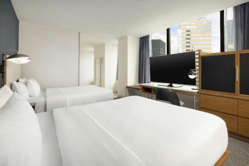 Habitación con 2 camas grandes del hotel Courtyard New York Manhattan/Midtown East. Foto 3
