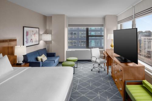 Habitación amplia con cama extragrande y ducha accesible en silla de ruedas - Adaptada para personas con movilidad reducida y discapacidad auditiva del hotel Courtyard New York Manhattan/Midtown East. Foto 1