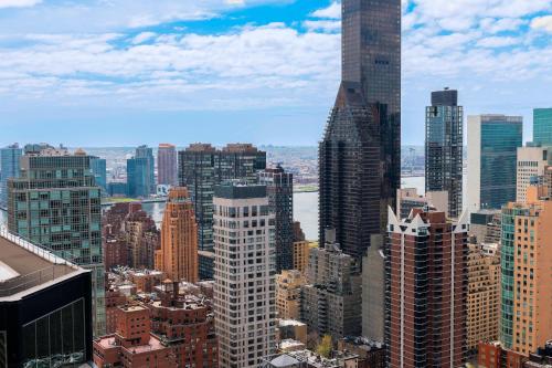 Habitación amplia con cama extragrande y ducha accesible en silla de ruedas - Adaptada para personas con movilidad reducida y discapacidad auditiva del hotel Courtyard New York Manhattan/Midtown East. Foto 9