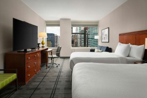 Habitación Doble - 2 camas dobles y sofá cama del hotel Courtyard New York Manhattan/Midtown East. Foto 3