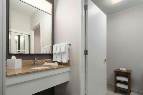 Habitación con cama extragrande. del hotel Courtyard New York Manhattan/Midtown East. Foto 8