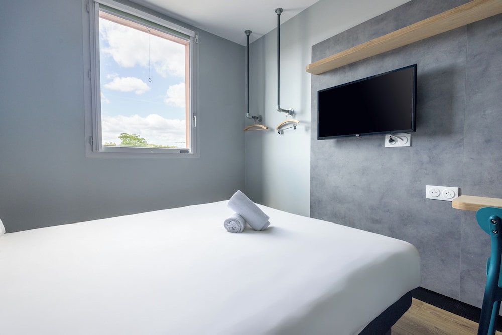 Habitación con una cama grande y una litera del hotel Ibis Budget Nanterre La Defense. Foto 2