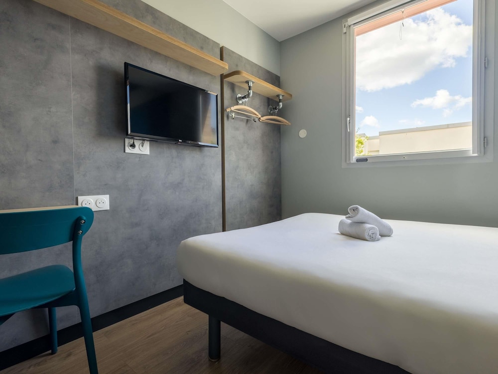 Habitación con una cama grande y una litera del hotel Ibis Budget Nanterre La Defense. Foto 4