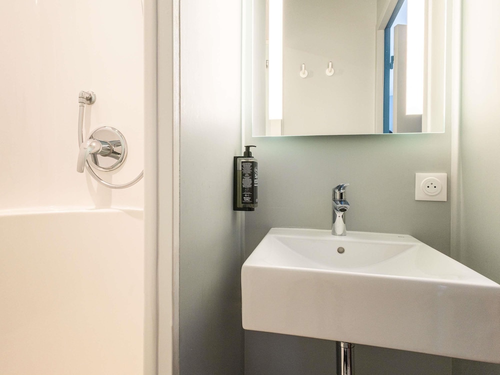 Habitación con una cama grande y una litera del hotel Ibis Budget Nanterre La Defense. Foto 5