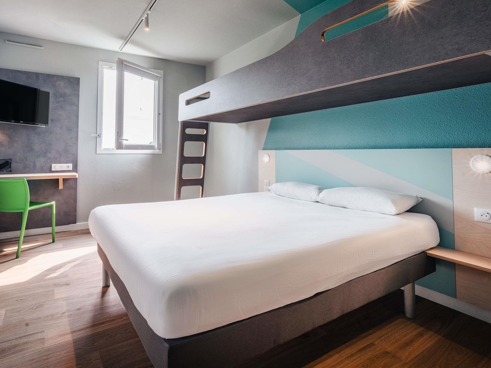 TRIPLE - Habitación con una cama grande y una litera del hotel Ibis Budget Mâcon Sud