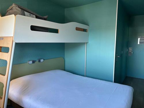 Habitación triple con cama grande y litera superior del hotel Ibis Budget Rouen Nord Isneauville. Foto 3