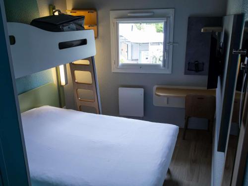 Habitación triple con cama grande y litera superior del hotel Ibis Budget Rouen Nord Isneauville. Foto 4