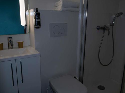 Habitación triple con cama grande y litera superior del hotel Ibis Budget Rouen Nord Isneauville. Foto 7