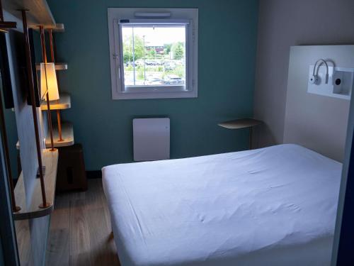 Habitación doble con una cama grande del hotel Ibis Budget Rouen Nord Isneauville. Foto 4