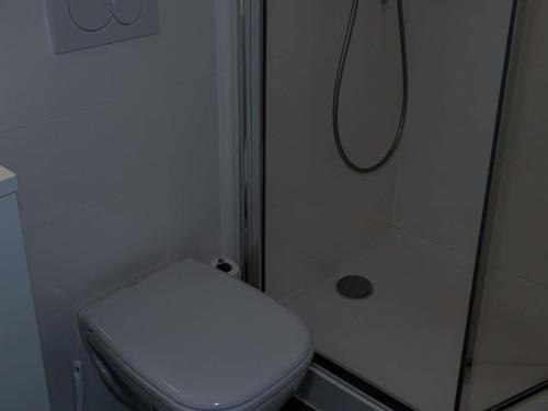 Habitación doble con una cama grande del hotel Ibis Budget Rouen Nord Isneauville. Foto 7