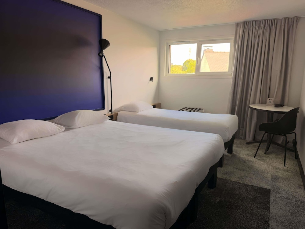 Habitación con 1 cama doble y 1 cama individual del hotel Ibis Rennes Beaulieu