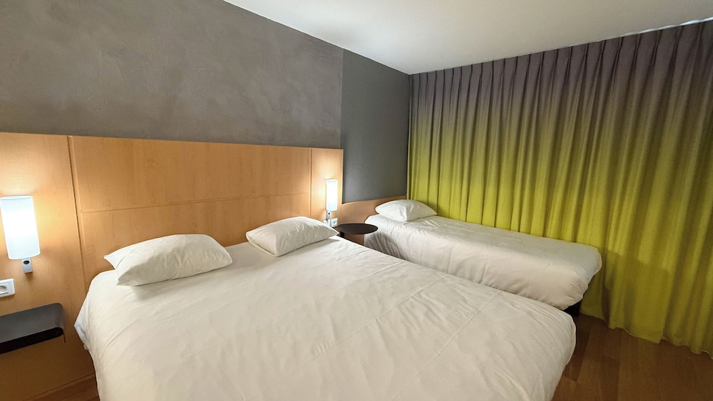 Habitación con 1 cama doble y 1 cama individual del hotel Ibis Rennes Beaulieu. Foto 1