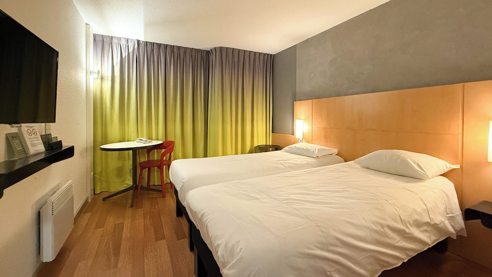 Habitación con 1 cama doble y 1 cama individual del hotel Ibis Rennes Beaulieu. Foto 2