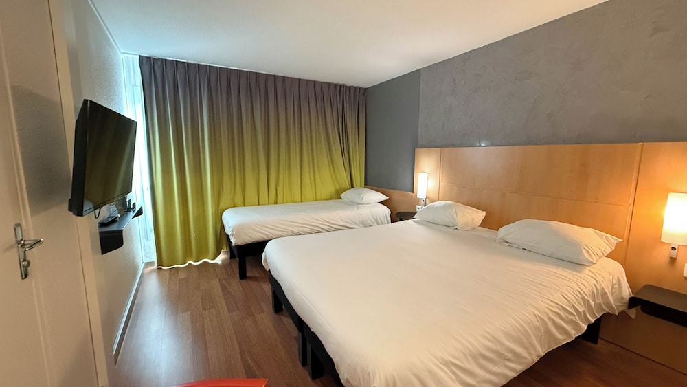 Habitación con 1 cama doble y 1 cama individual del hotel Ibis Rennes Beaulieu. Foto 3
