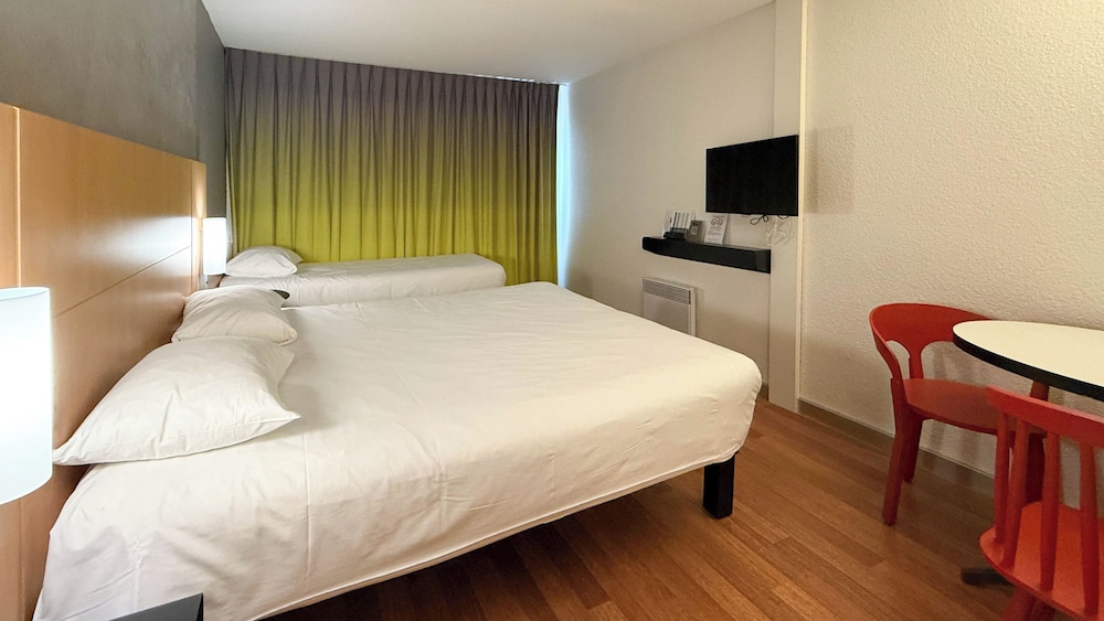 Habitación con 1 cama doble y 1 cama individual del hotel Ibis Rennes Beaulieu. Foto 4