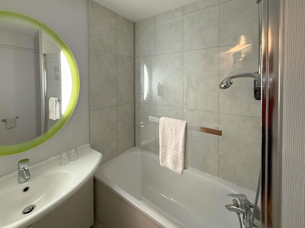 Habitación con 1 cama doble y 1 cama individual del hotel Ibis Rennes Beaulieu. Foto 5