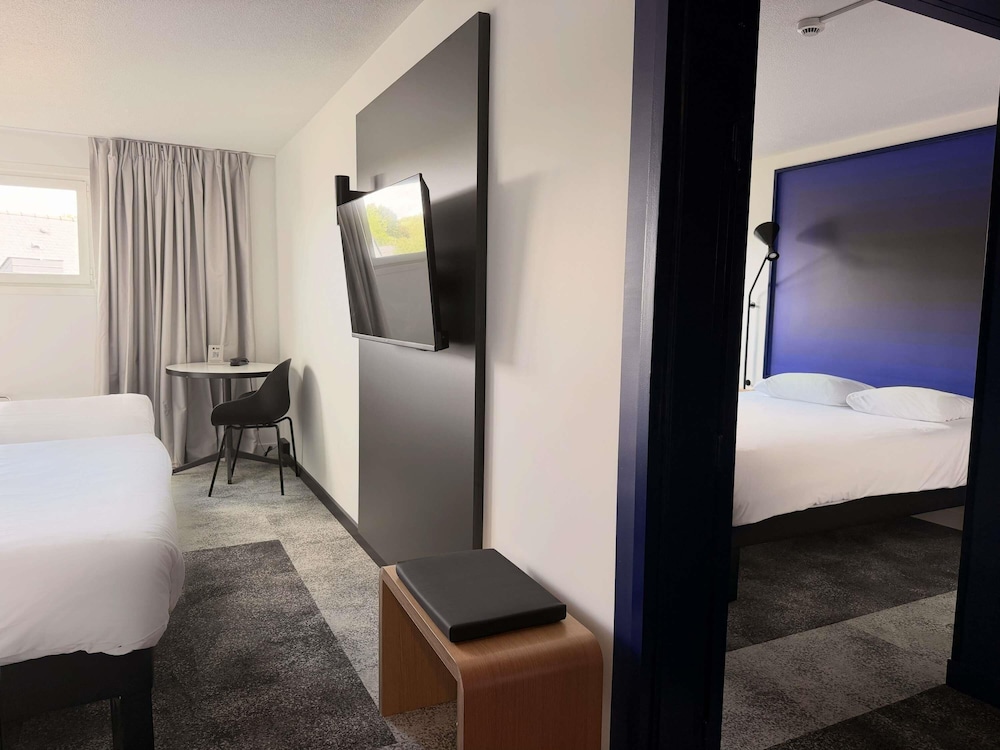 Habitación con 1 cama doble y 1 cama individual del hotel Ibis Rennes Beaulieu. Foto 8