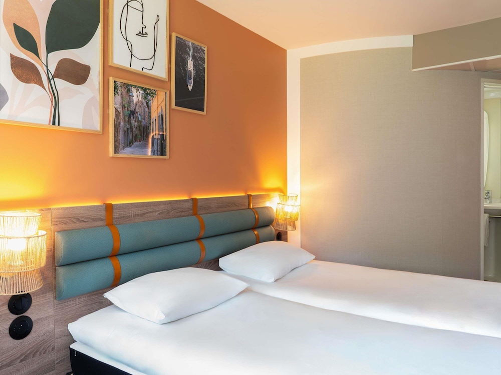 Habitación con 1 cama doble del hotel Ibis Golfe De Saint Tropez. Foto 1