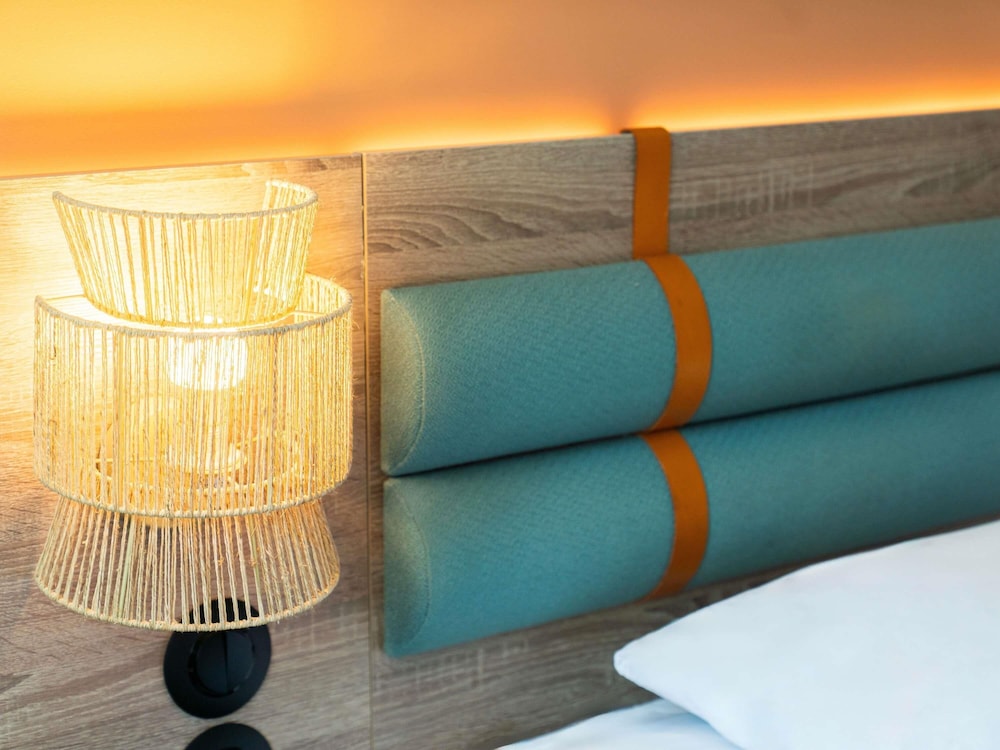 Habitación con 1 cama doble del hotel Ibis Golfe De Saint Tropez. Foto 5