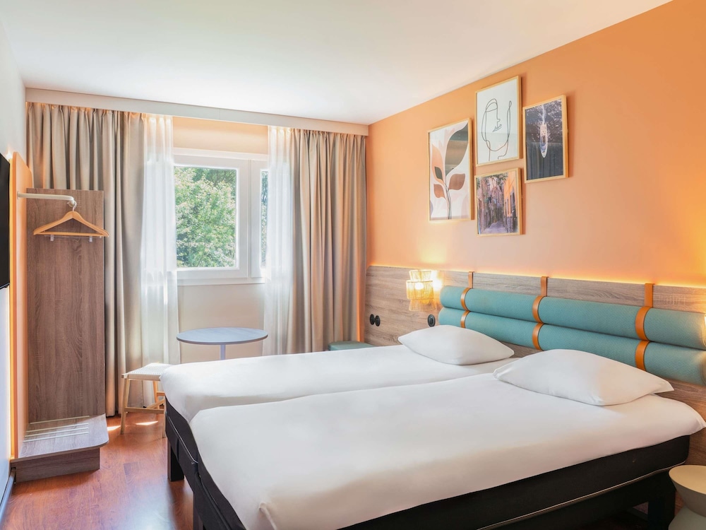 Habitación con 2 camas individuales del hotel Ibis Golfe De Saint Tropez