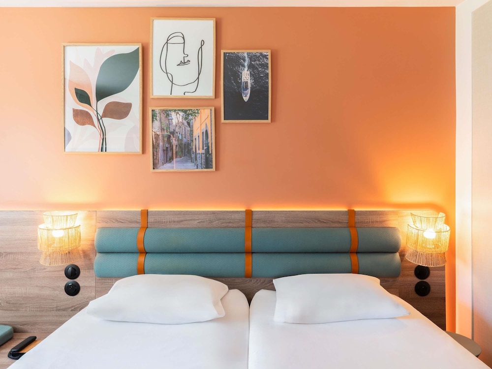 Habitación con 2 camas individuales del hotel Ibis Golfe De Saint Tropez. Foto 3