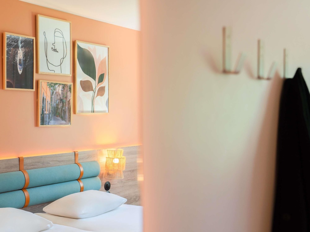 Habitación con 2 camas individuales del hotel Ibis Golfe De Saint Tropez. Foto 4
