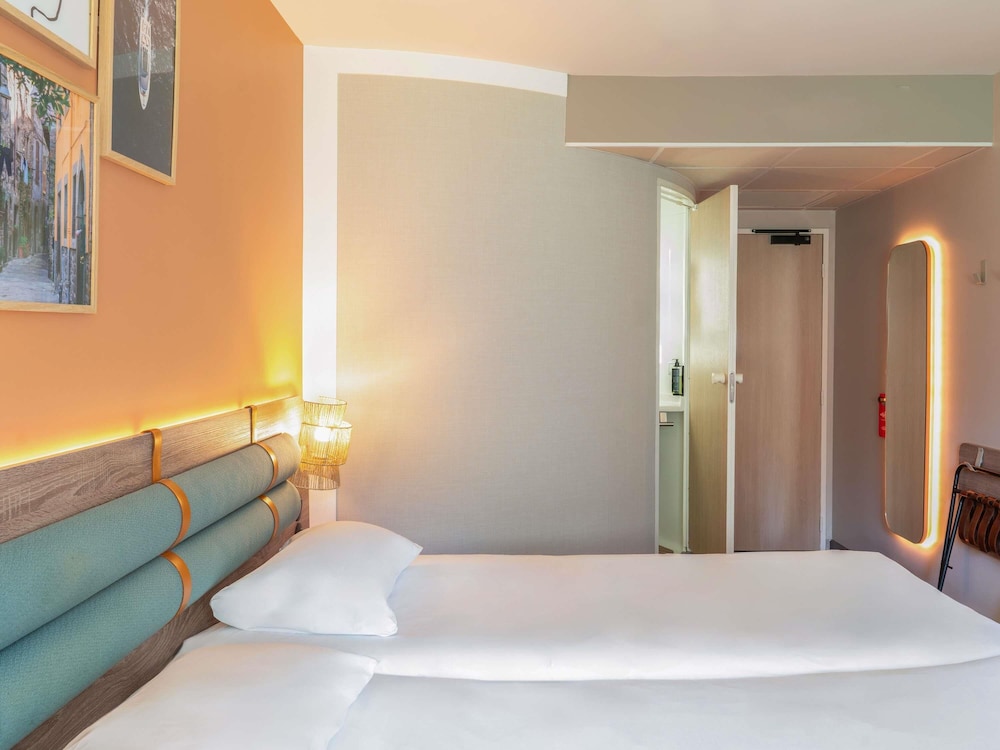 Habitación con 2 camas individuales del hotel Ibis Golfe De Saint Tropez. Foto 5