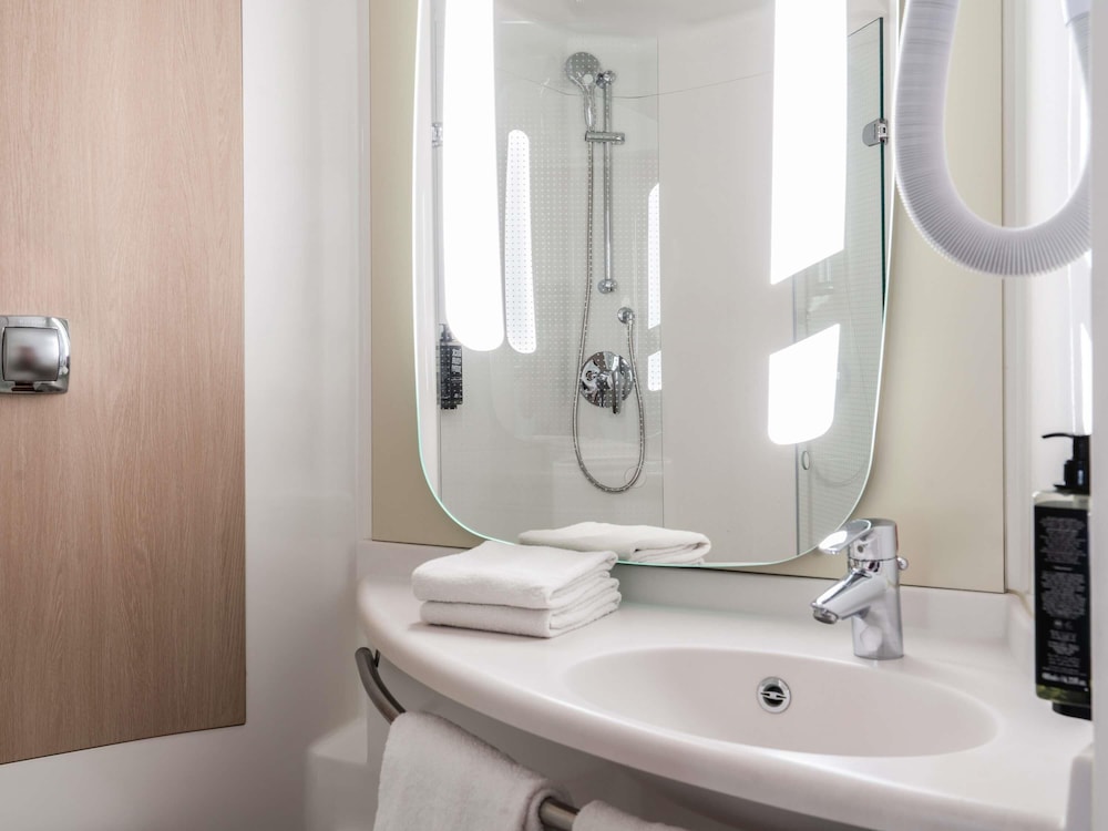Habitación con 2 camas individuales del hotel Ibis Golfe De Saint Tropez. Foto 6