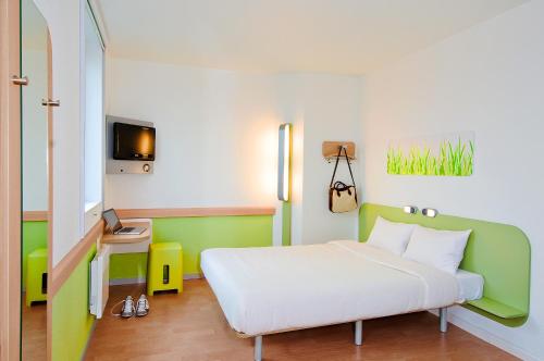 DOBLE - Habitación con una cama grande del hotel Ibis Budget Caen Memorial. Foto 1