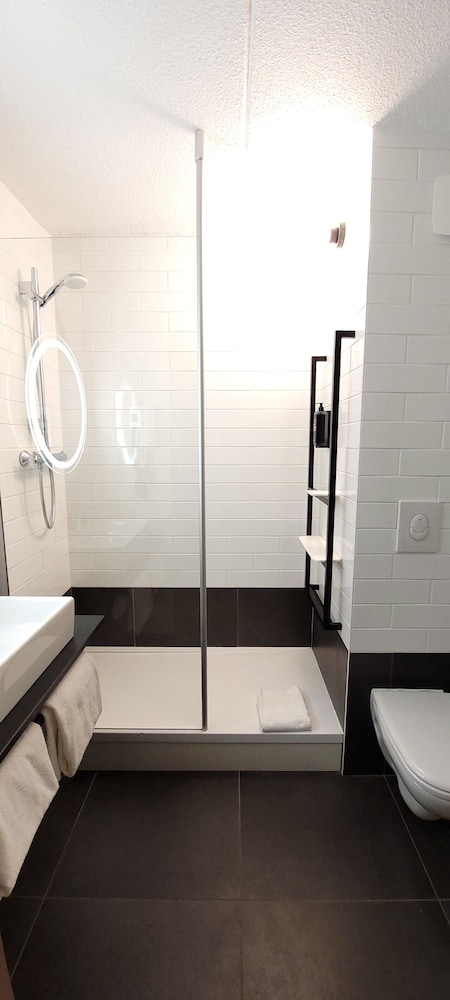 Habitación estándar con dos camas individuales del hotel Ibis Aubenas. Foto 1