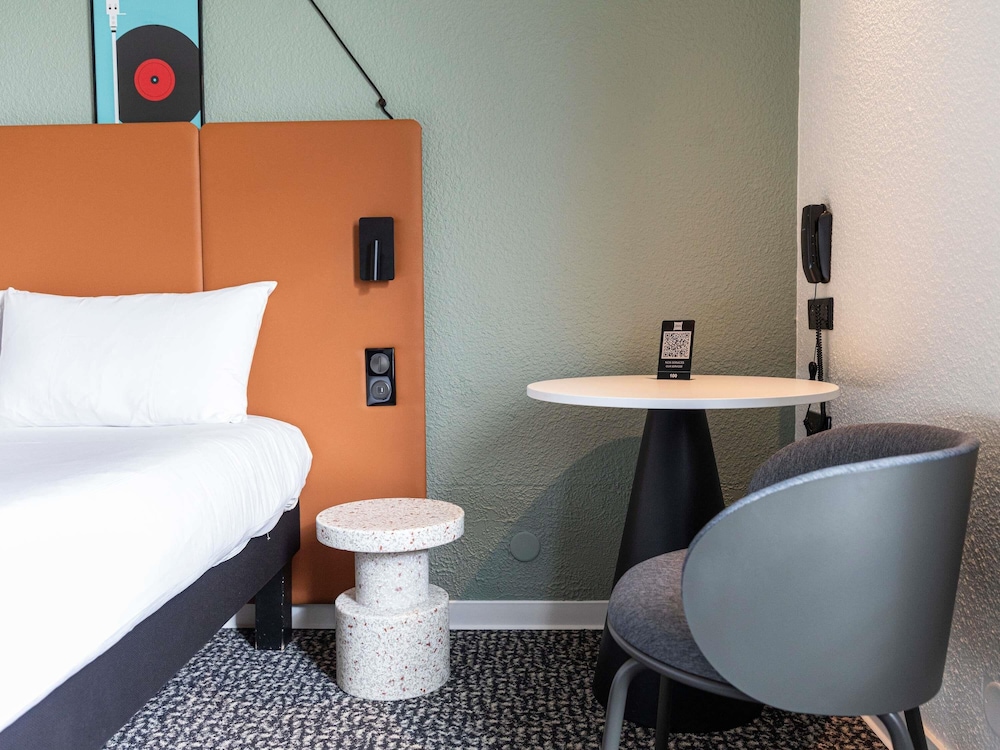 Habitación dúplex con una cama doble y camas individuales del hotel Ibis Granville Port De Plaisance