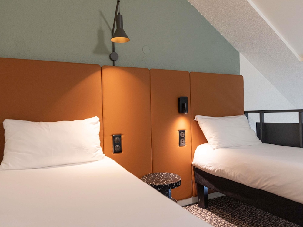 Habitación dúplex con una cama doble y camas individuales del hotel Ibis Granville Port De Plaisance. Foto 4