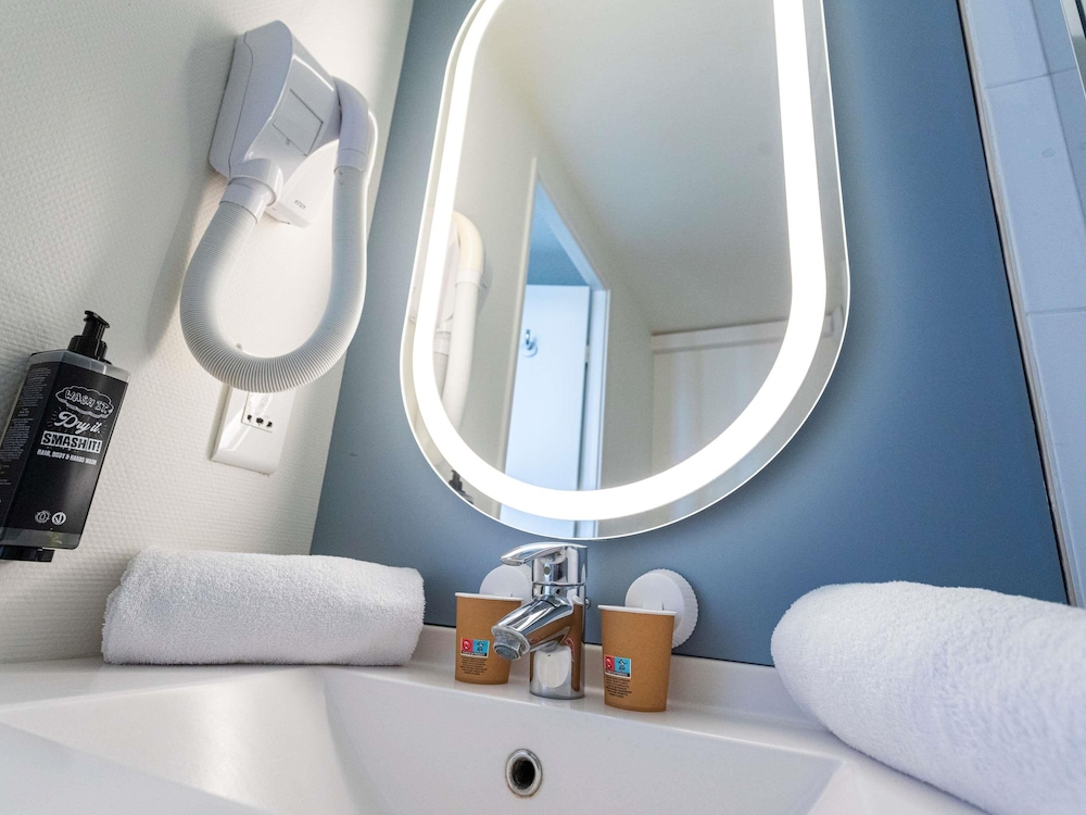 Habitación dúplex con una cama doble y camas individuales del hotel Ibis Granville Port De Plaisance. Foto 5
