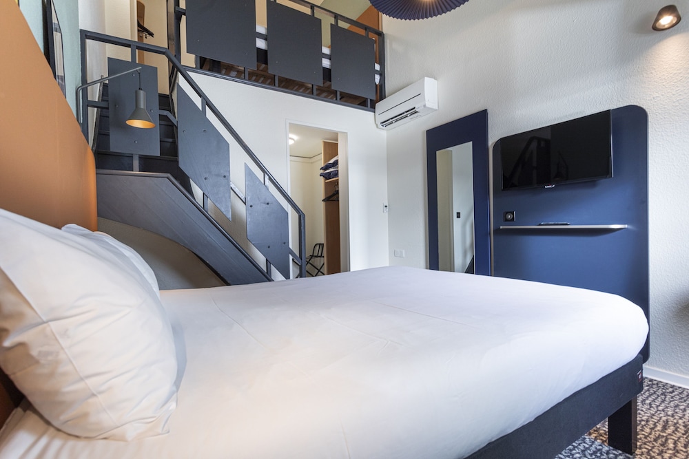 Habitación estándar con 1 cama doble, camas individuales y vistas al océano del hotel Ibis Granville Port De Plaisance. Foto 1