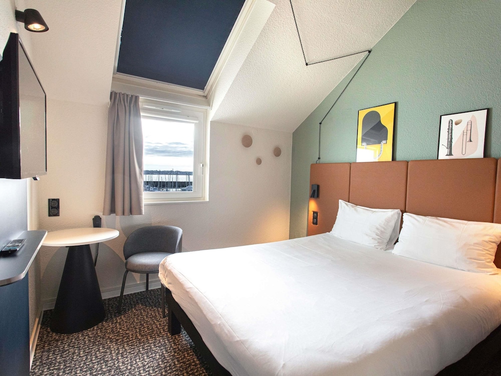 Habitación estándar con 1 cama doble, camas individuales y vistas al océano del hotel Ibis Granville Port De Plaisance. Foto 4