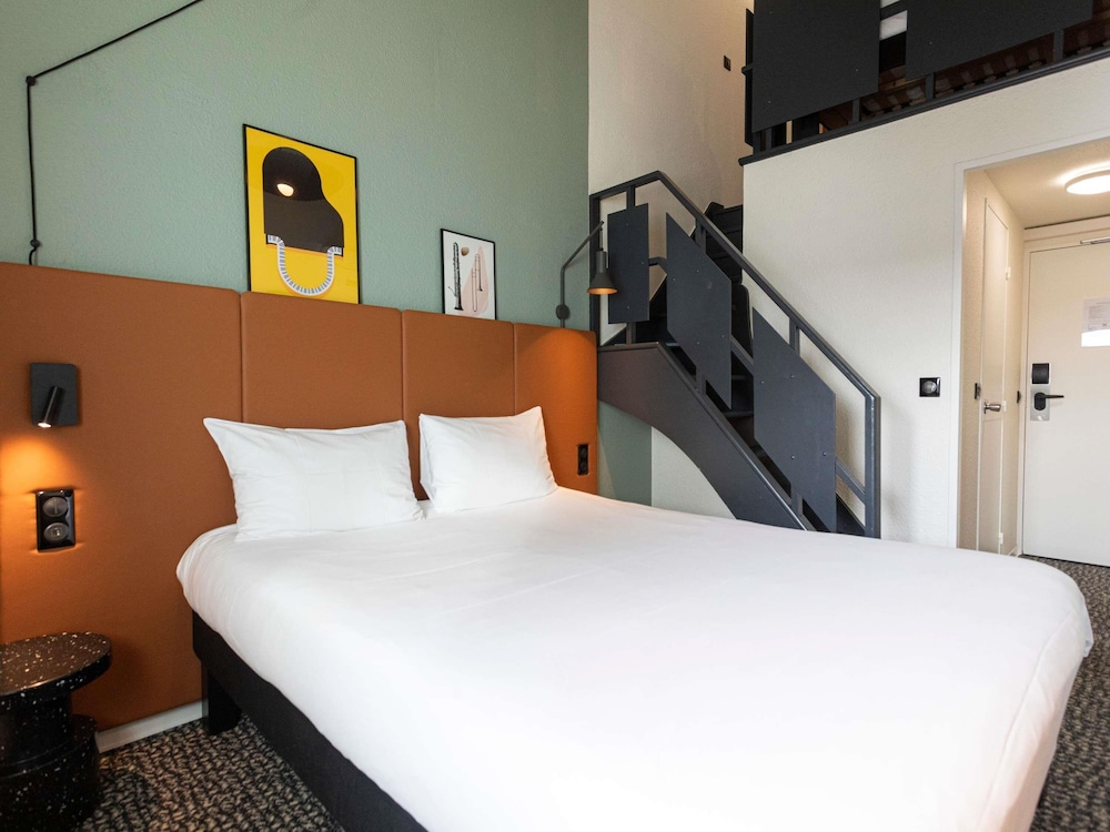 Habitación estándar con 1 cama doble, camas individuales y vistas al océano del hotel Ibis Granville Port De Plaisance. Foto 5