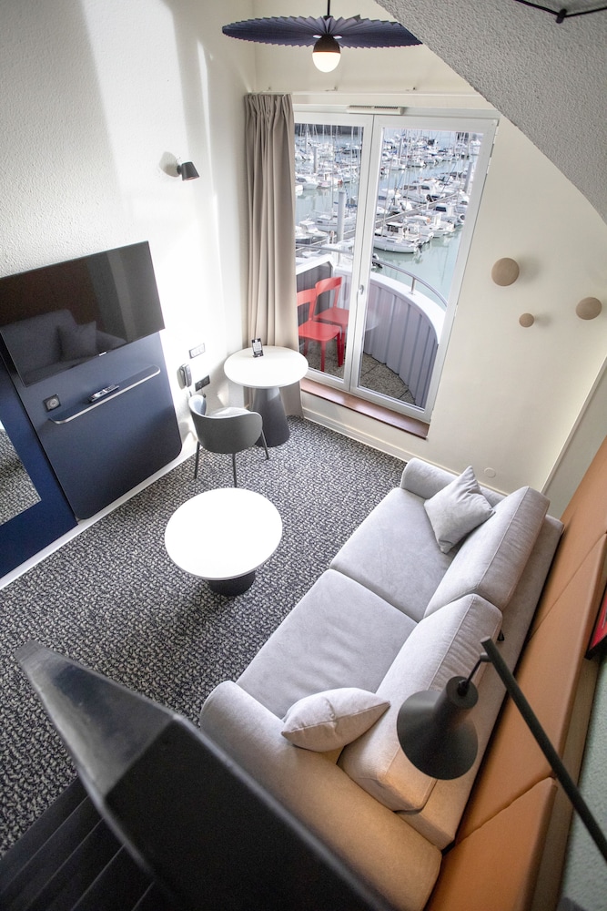 Habitación Superior con 1 cama doble y 1 sofá cama del hotel Ibis Granville Port De Plaisance. Foto 3