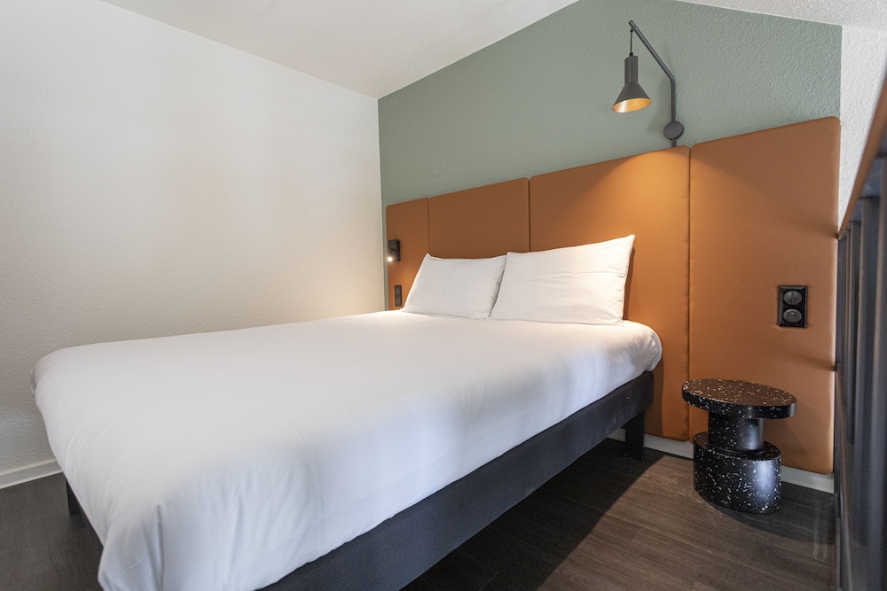Habitación Superior con 1 cama doble y 1 sofá cama del hotel Ibis Granville Port De Plaisance. Foto 4