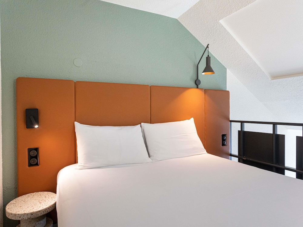 Habitación Superior con 1 cama doble y 1 sofá cama del hotel Ibis Granville Port De Plaisance. Foto 9