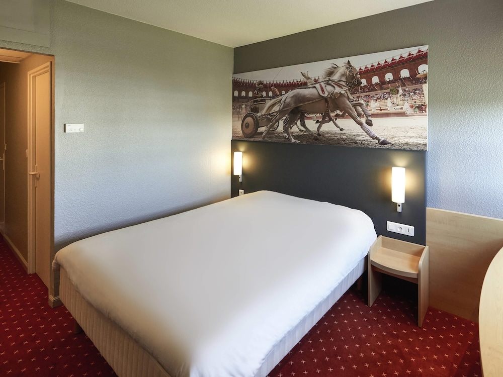 Habitación con 1 cama doble equipada con la nueva ropa de cama del hotel Ibis Cholet