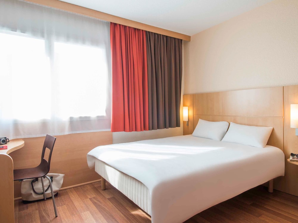 Habitación con 1 cama doble equipada con la nueva ropa de cama del hotel Ibis Cholet. Foto 1