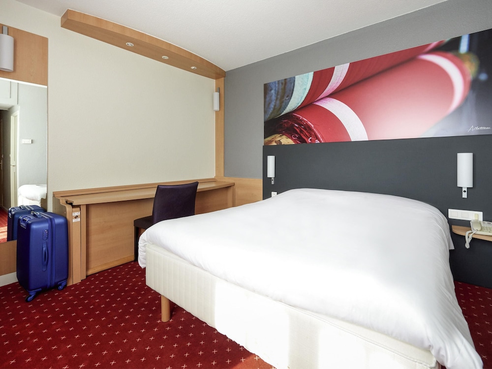 Habitación con 1 cama doble equipada con la nueva ropa de cama del hotel Ibis Cholet. Foto 3
