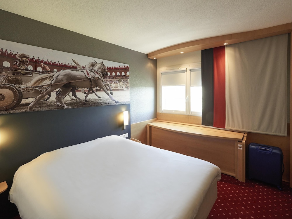 Habitación estándar con una cama doble y una cama individual del hotel Ibis Cholet