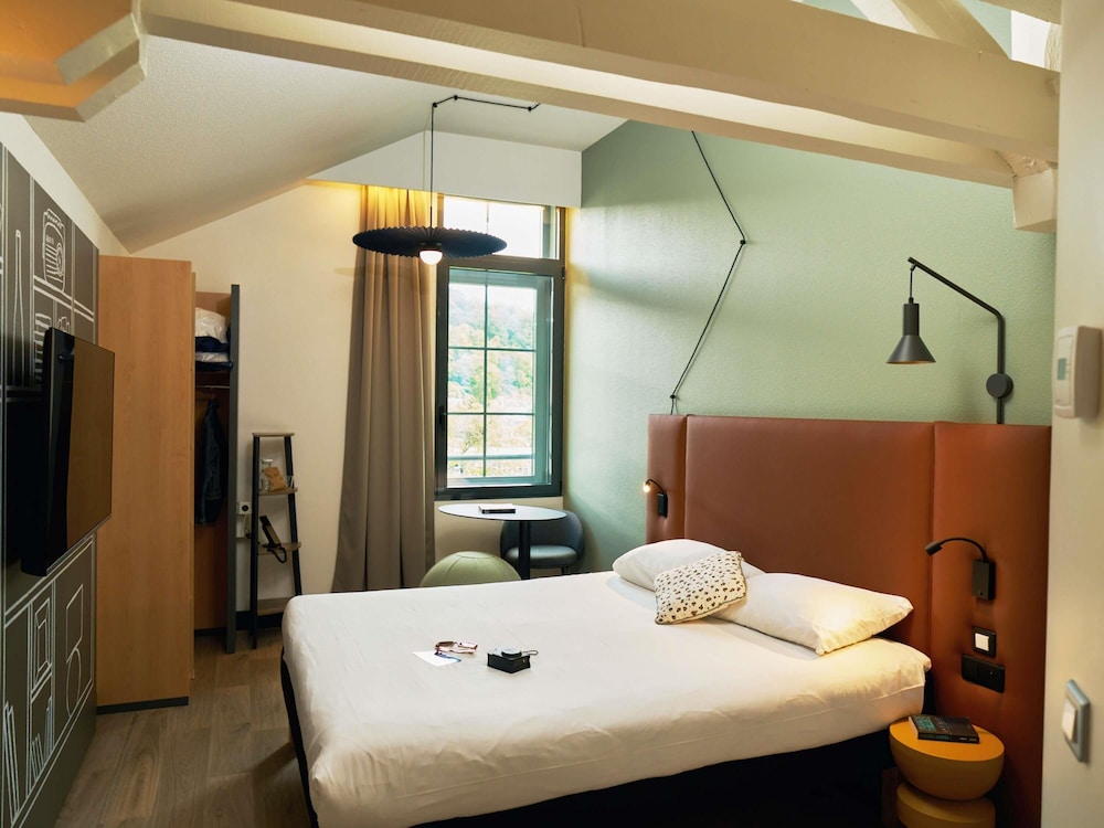 Habitación estándar con 1 cama doble y 1 cama individual del hotel Ibis Sarlat Centre. Foto 1