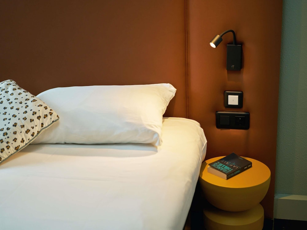 Habitación estándar con 1 cama doble y 1 cama individual del hotel Ibis Sarlat Centre. Foto 8