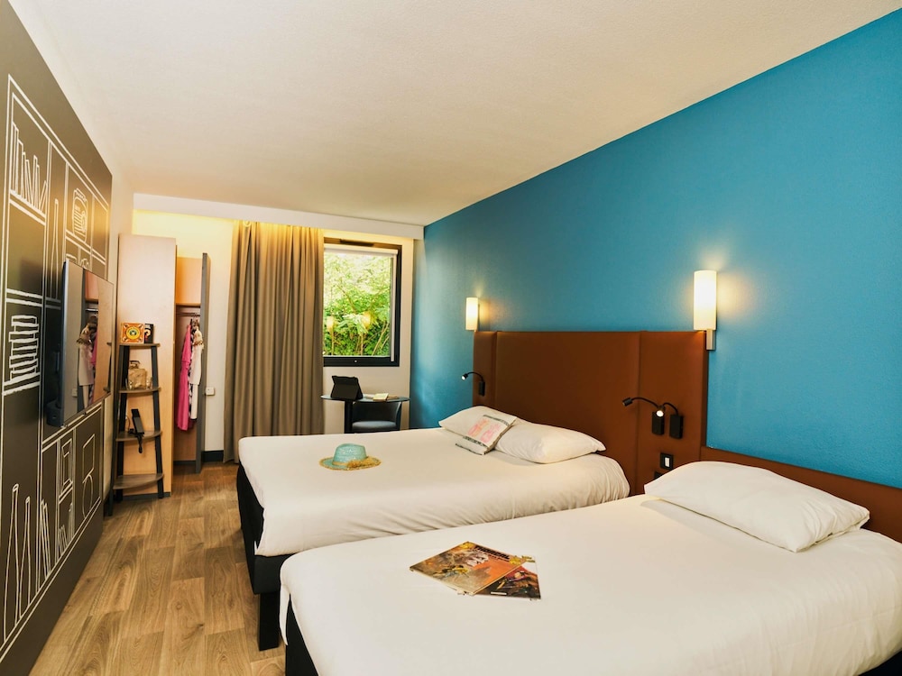 Habitación Estándar 3 camas individuales del hotel Ibis Sarlat Centre. Foto 6
