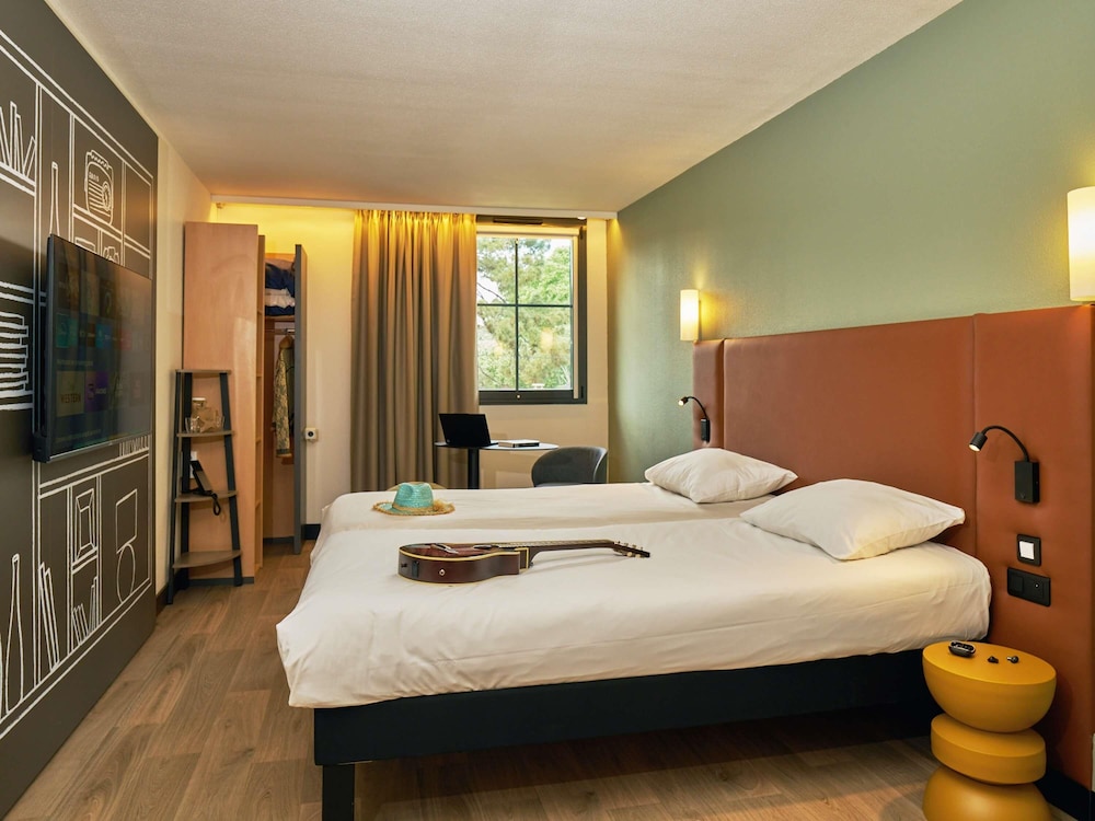 Habitación Estándar 3 camas individuales del hotel Ibis Sarlat Centre. Foto 7