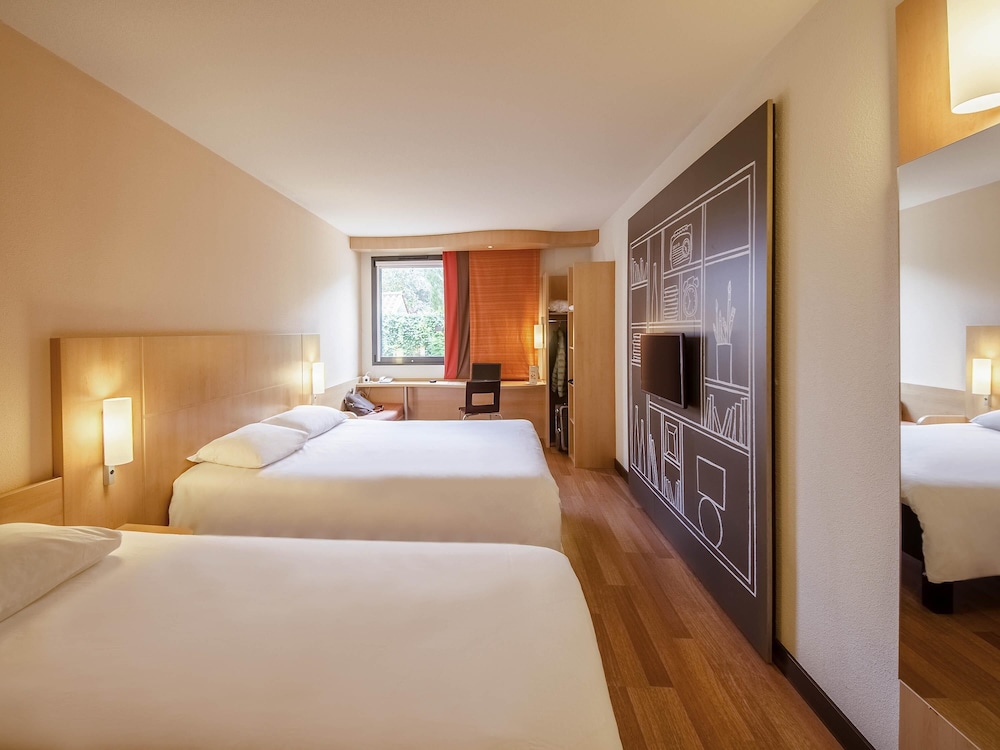 Habitación estándar con 1 cama doble y 1 cama individual del hotel Ibis Sarlat Centre